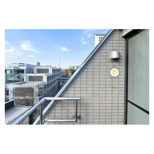 LDKに面した東南向きの明るいバルコニー。洗濯物もよく乾きそうです。