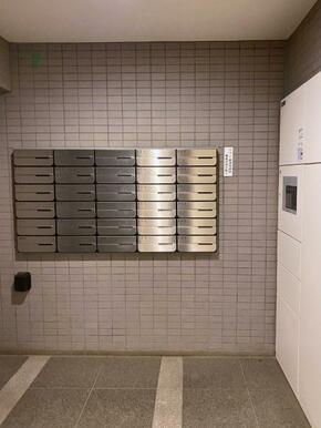 ポストスペースには宅配ボックスも備えており、不在時でも荷物の受け取りがスムーズに行えます。
