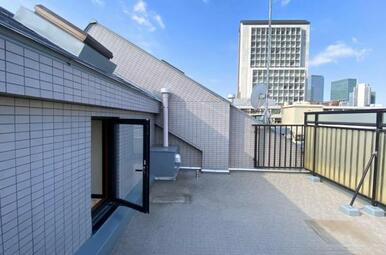6階・最上階のルーフバルコニーは、開放感たっぷりの贅沢な空間です。