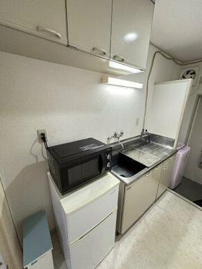 冷蔵庫、電子レンジ、ゴミ箱付き