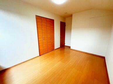 「洋室」2階東側洋室約6.2帖、クローゼット付き