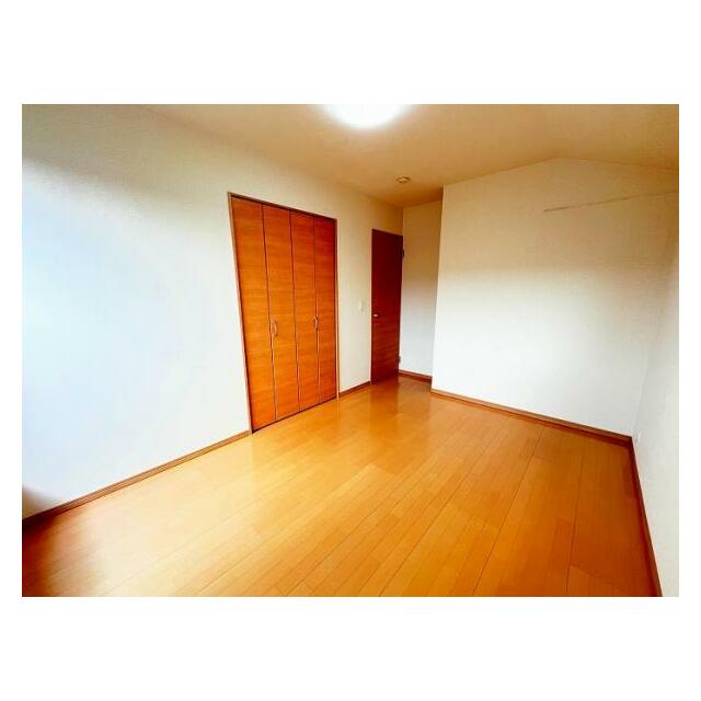 「洋室」2階東側洋室約6.2帖、クローゼット付き