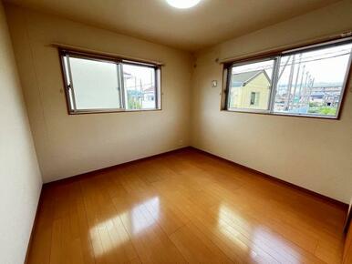 「洋室」2階西側洋室約6.2帖、二面採光