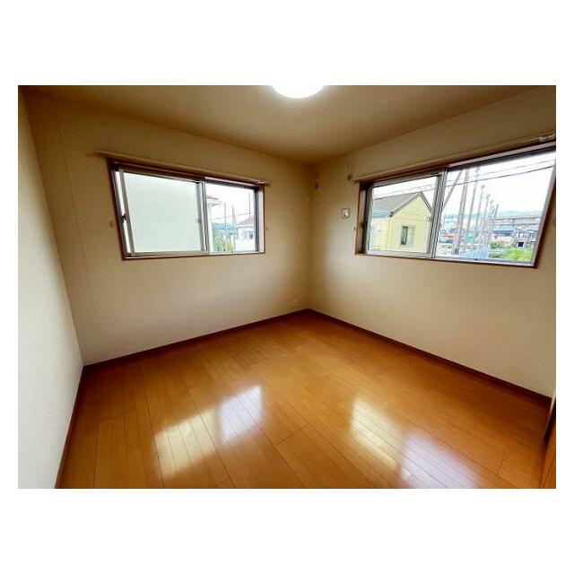 「洋室」2階西側洋室約6.2帖、二面採光