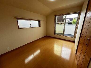 「洋室」2階東側洋室約6.2帖、バルコニー付