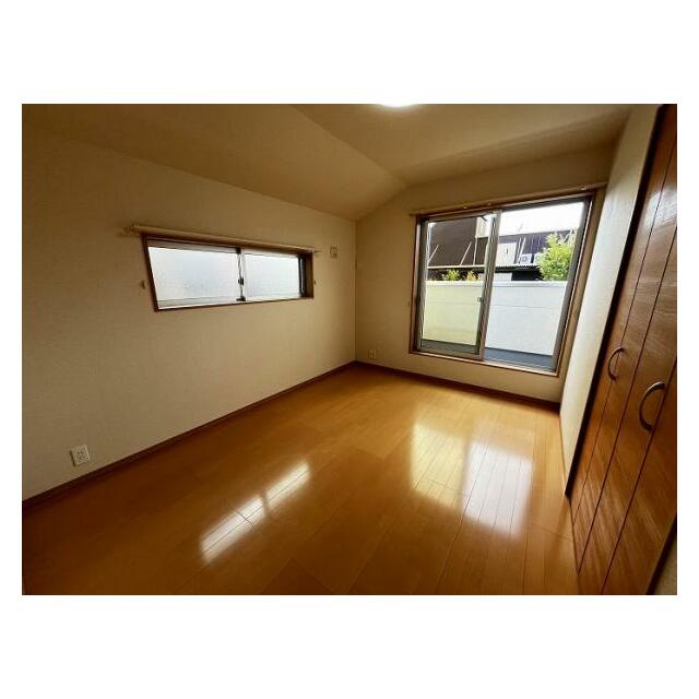 「洋室」2階東側洋室約6.2帖、バルコニー付