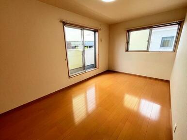 「洋室」2階洋室約7.5帖、二面採光