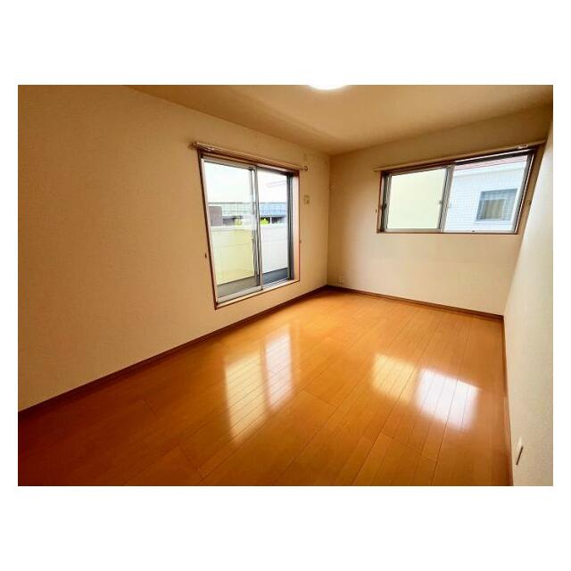 「洋室」2階洋室約7.5帖、二面採光