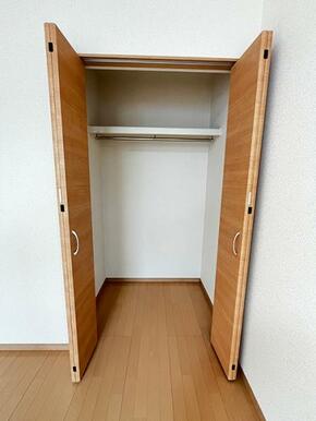 「洋室」2階洋室約7.5帖、クローゼット