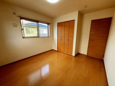 「洋室」2階西側洋室約6.2帖、クローゼット付き