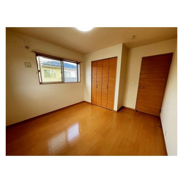 「洋室」2階西側洋室約6.2帖、クローゼット付き