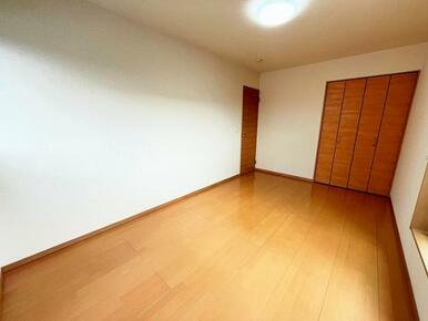 「洋室」2階洋室約7.5帖、クローゼット付き