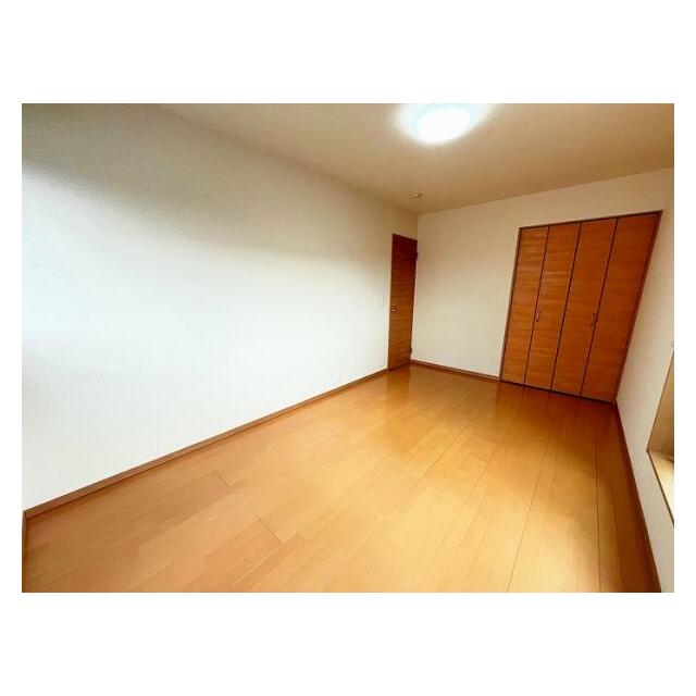 「洋室」2階洋室約7.5帖、クローゼット付き