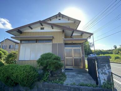 住宅の様子　東側　玄関側