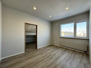 2階6帖の洋室。ダウンライトで室内すっきり。