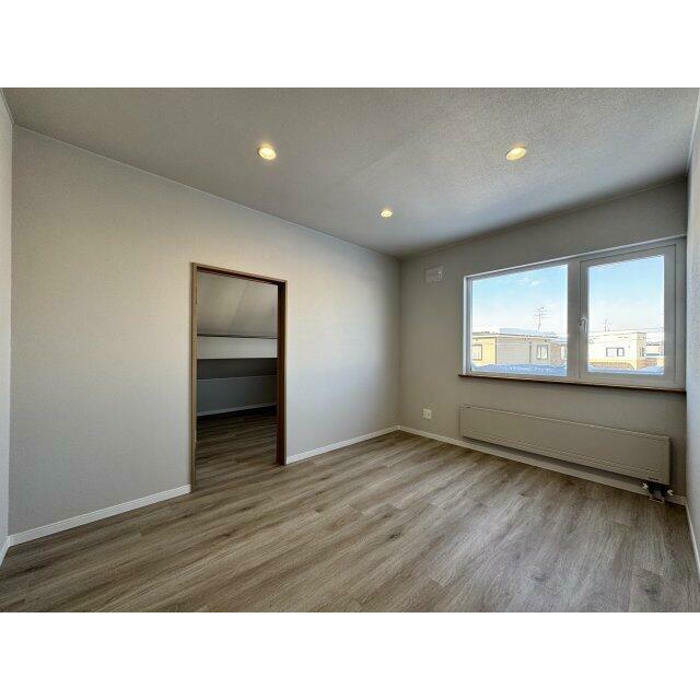 2階6帖の洋室。ダウンライトで室内すっきり。