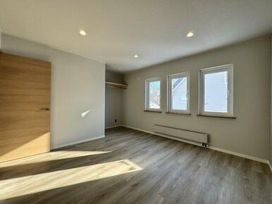 2階8帖の洋室。日当たりも良好です。