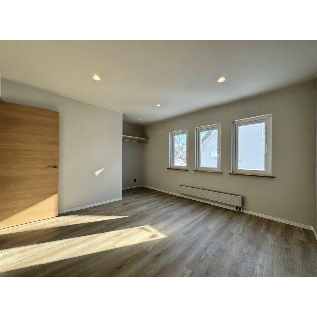 2階8帖の洋室。日当たりも良好です。