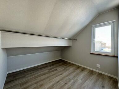 洋室奥のウォークインクローゼット。