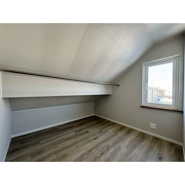 洋室奥のウォークインクローゼット。