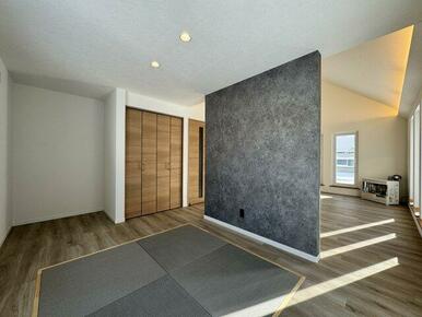 琉球畳を新設し、居間との繋がりをもたせた空間。