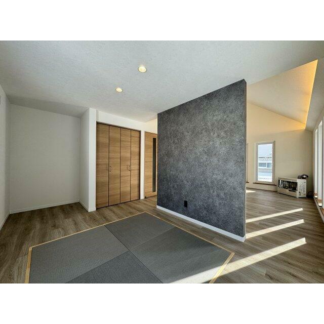 琉球畳を新設し、居間との繋がりをもたせた空間。