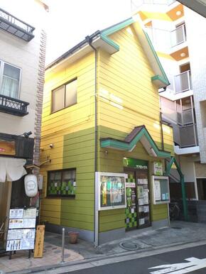 ※建物正面、東白楽駅改札口すぐ　店舗・事務所利用最適　再契約相談可　新規事業の立ち上げにおすすめ♪