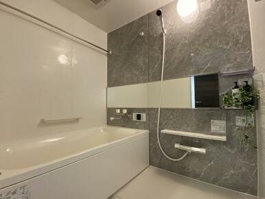 「浴室」1418のゆったりサイズ。浴室乾燥機付きのユニットバスです。