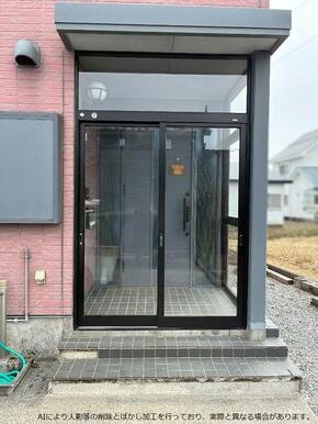 玄関の様子。風除室もついているので、冬も安心。