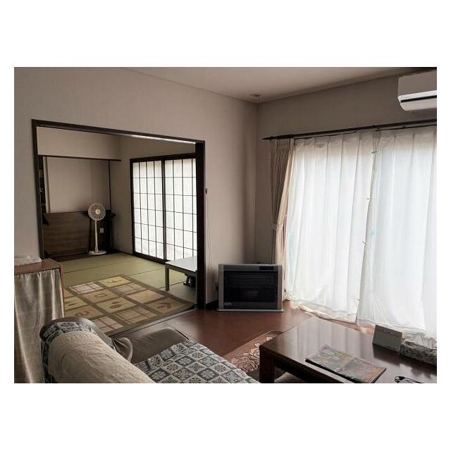 室内の様子。南向きのリビングは陽当たり良好です。和室とつながっているので広々お使いいただけます。