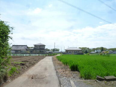 現地／東側の前面道路（約２ｍ幅の筑西市道）