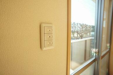 電動式防犯シャッター雨戸のスイッチです。ボタンひとつで簡単に電動式防犯シャッター雨戸を開閉できます。