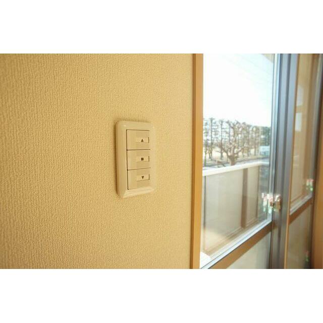 電動式防犯シャッター雨戸のスイッチです。ボタンひとつで簡単に電動式防犯シャッター雨戸を開閉できます。