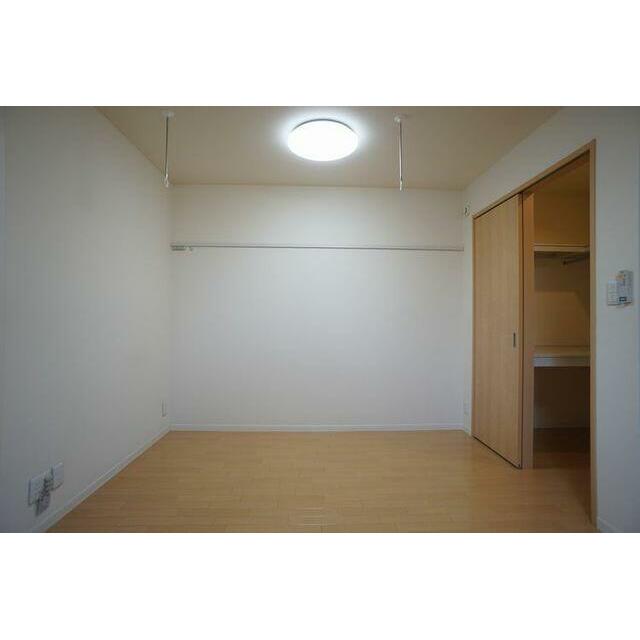 天井ＬＥＤ照明付きの洋室です。天井には室内用の物干し設備があります。使用しないときは簡単に脱着でき…