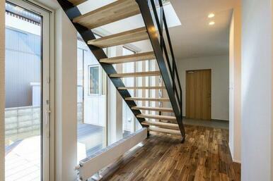 スケルトン階段とテラスからの光が入り明るい一階ホール