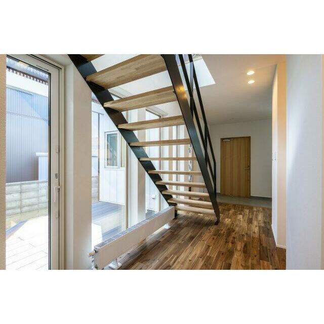 スケルトン階段とテラスからの光が入り明るい一階ホール