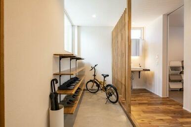 玄関、SCL、洗面手洗い、ホールを一体的に計画。階段や明るいテラスが見通し良く配置。