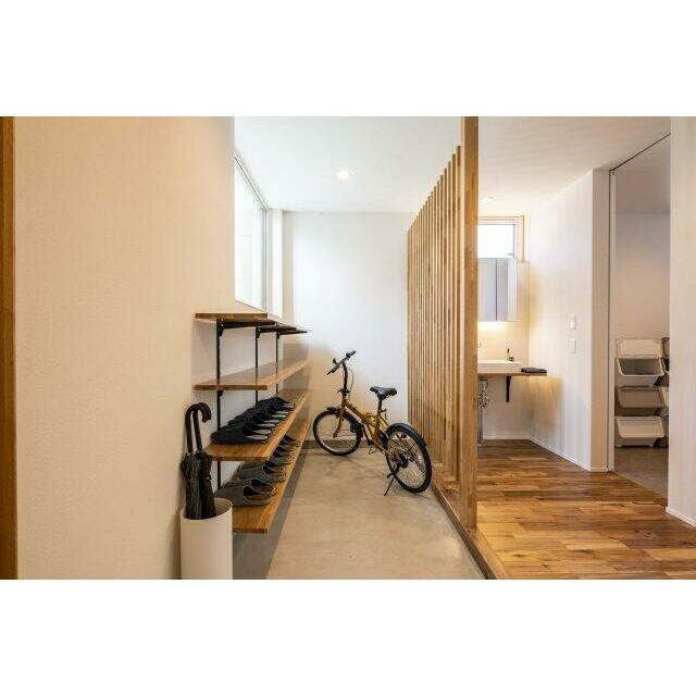 玄関、SCL、洗面手洗い、ホールを一体的に計画。階段や明るいテラスが見通し良く配置。