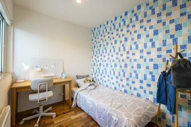 コンパクトな空間ながらもテラスと面しているので広がりを感じられる。