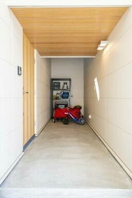 既製品の物置をおかないことで外観の向上と冬期の便利さを計算。