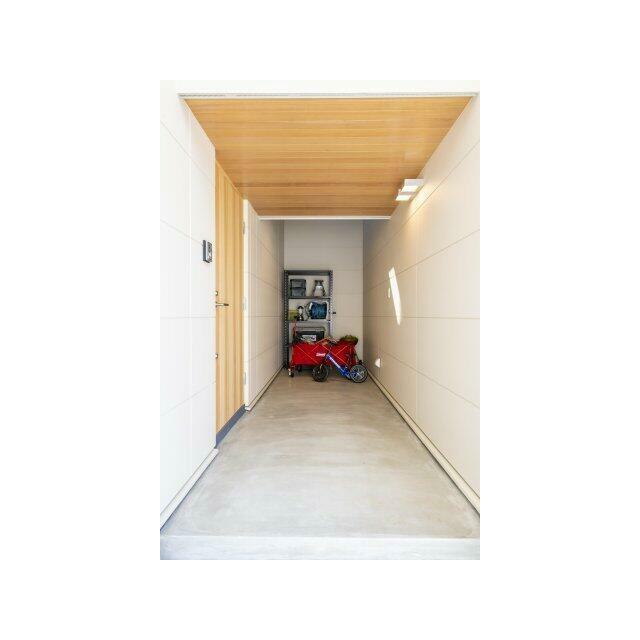 既製品の物置をおかないことで外観の向上と冬期の便利さを計算。