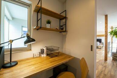 玄関ポーチ吹き抜け上部とつながる窓から採光を取り入れた程よい尾籠空間の書斎。