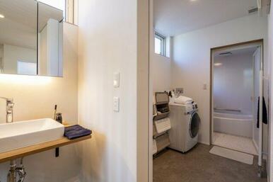 ゆとりがあり、上部にハイサイドライト設置しているので明るい空間に。