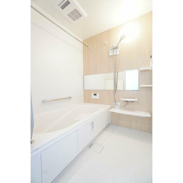 床にはカラリ床を採用しており、速乾性が高くカビの発生を抑えることができます！※類似物件の参考画像です
