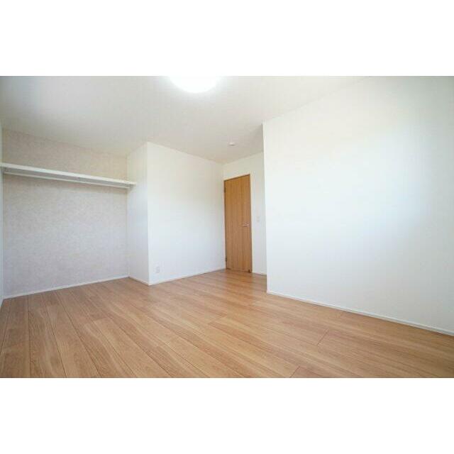 2階8帖洋室。オープンクローゼットでお部屋の広さを最大限に使用できます。※類似物件の参考画像です。