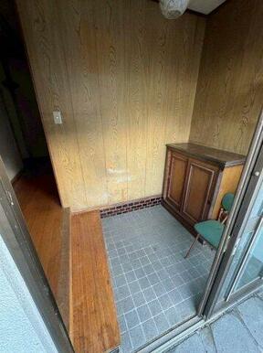 複数の靴やイスを置いても、窮屈さを感じない広さです。