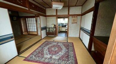 襖を開ければ、冠婚葬祭や親戚の集まりにも対応できる広さです。