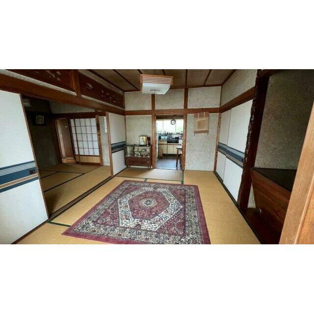 襖を開ければ、冠婚葬祭や親戚の集まりにも対応できる広さです。