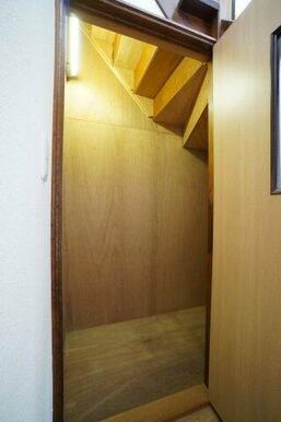 階段下を利用した収納スペースあります！