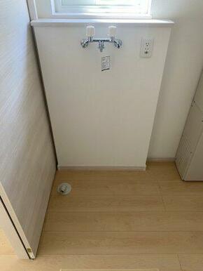大き目の洗濯機もおけるゆったりした洗濯機置き場。